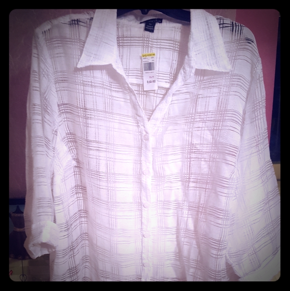 2X Womans White Blouse very flattering!